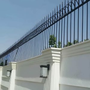 تصویر نمای نزدیک حفاظ سرنیزه ای روی دیوار ویلا