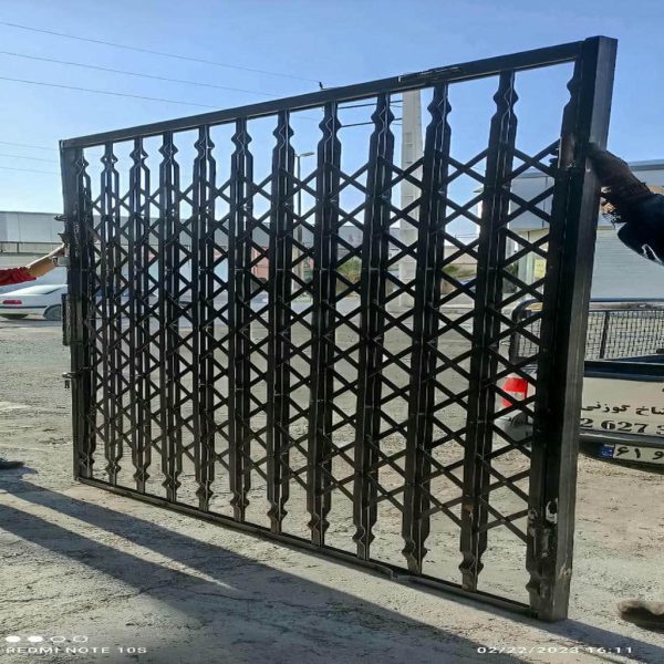 نمونه نصب نرده آکاردئونی مشکی برای ورودی ساختمان