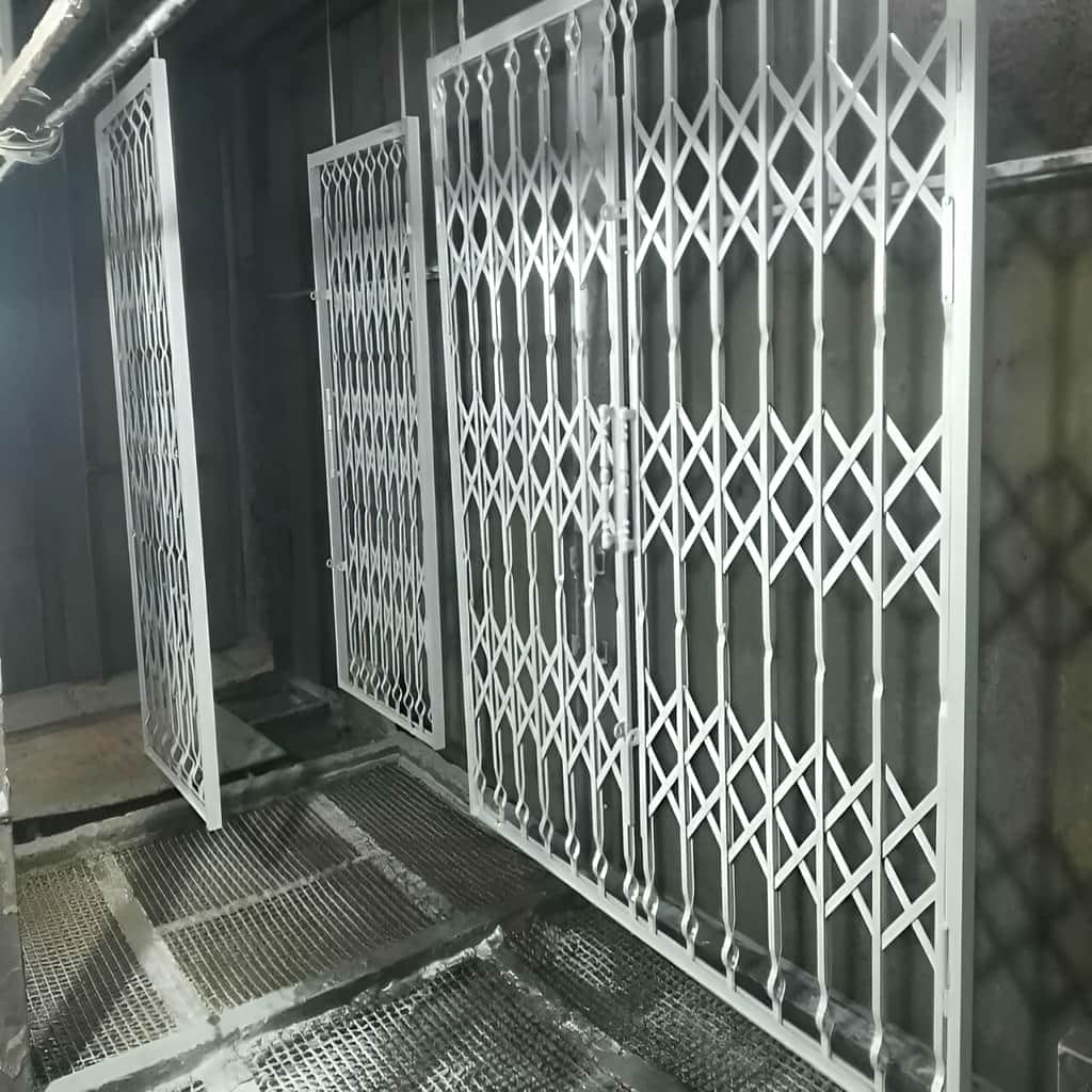 حفاظ آکاردئونی ۳ گل تسمه ۲ سانتی متر با رنگ سفید برای ورودی آپارتمان | سهند حفاظ حفاظ آکاردئونی ۳ گل تسمه ۲ سانتی متر با رنگ سفید برای ورودی آپارتمان