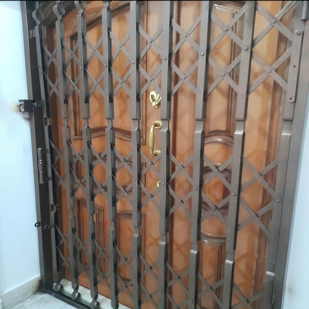 نصب حفاظ آکاردئونی سه گل در راهپله ساختمان | سهند حفاظ نصب حفاظ آکاردئونی سه گل در راهپله ساختمان