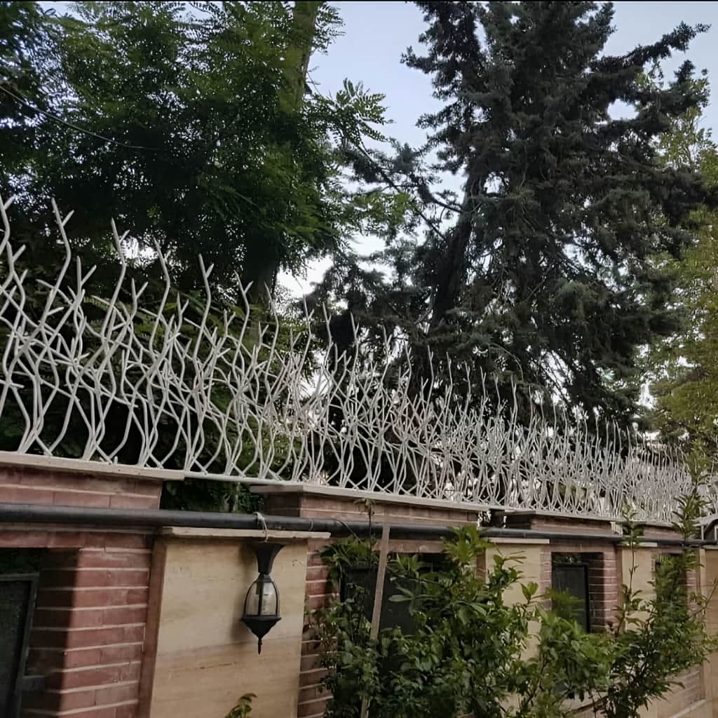 حفاظ شاخ گوزنی تراکم ۳۱ روی دیوار باغ با امنیت بالا