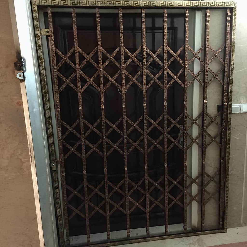 نصب درب آکاردئونی سه&zwnj;گل در محمودآباد