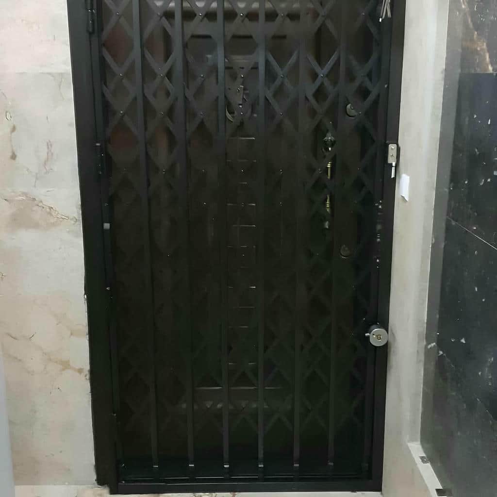 نصب درب آکاردئونی حفاظ آپارتمان تسمه ضخیم در آبسرد