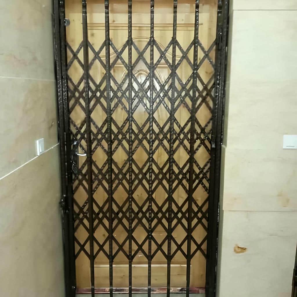 درب آکاردئونی با فریم فلزی محکم