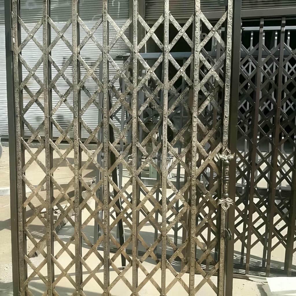 درب آکاردئونی آپارتمان در فردیس کرج