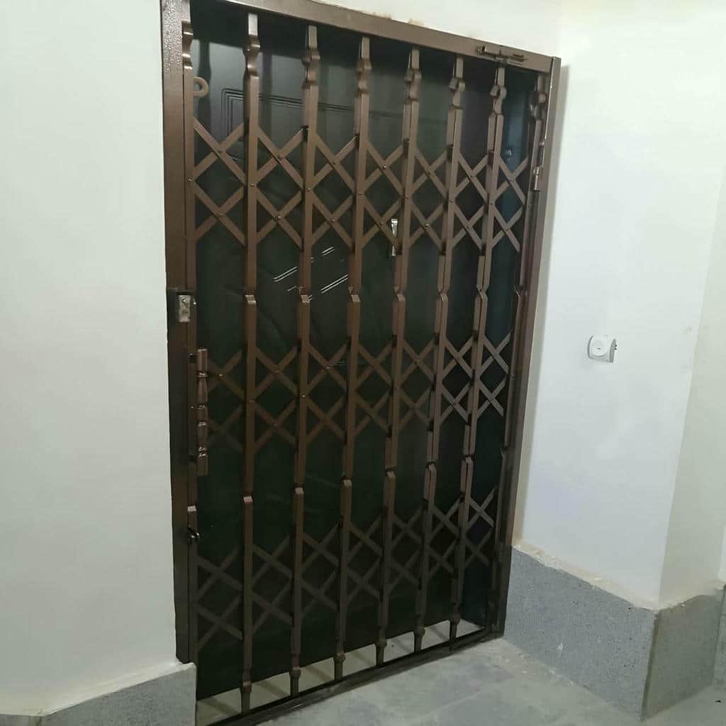 درب آکاردئونی در کاشان