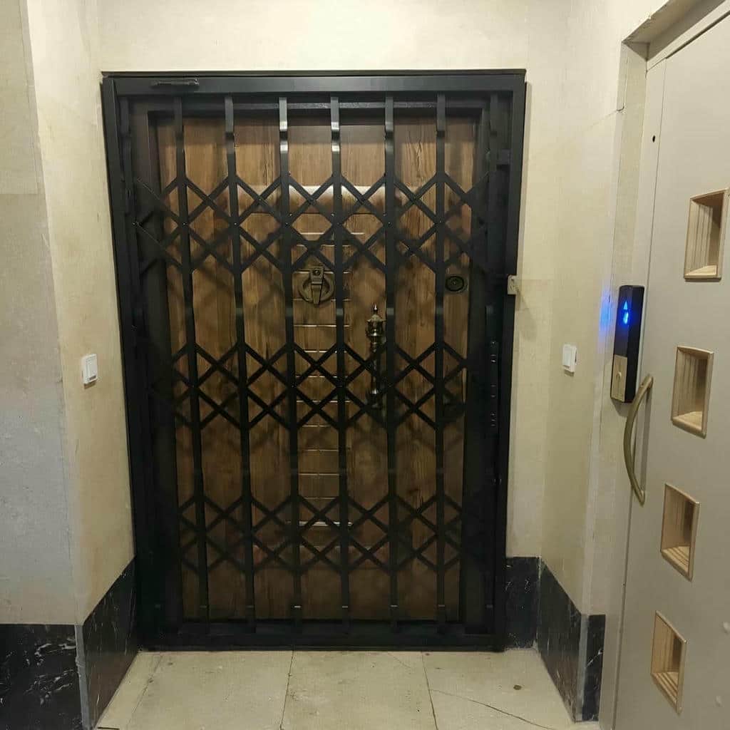 درب آکاردئونی در کرمانشاه