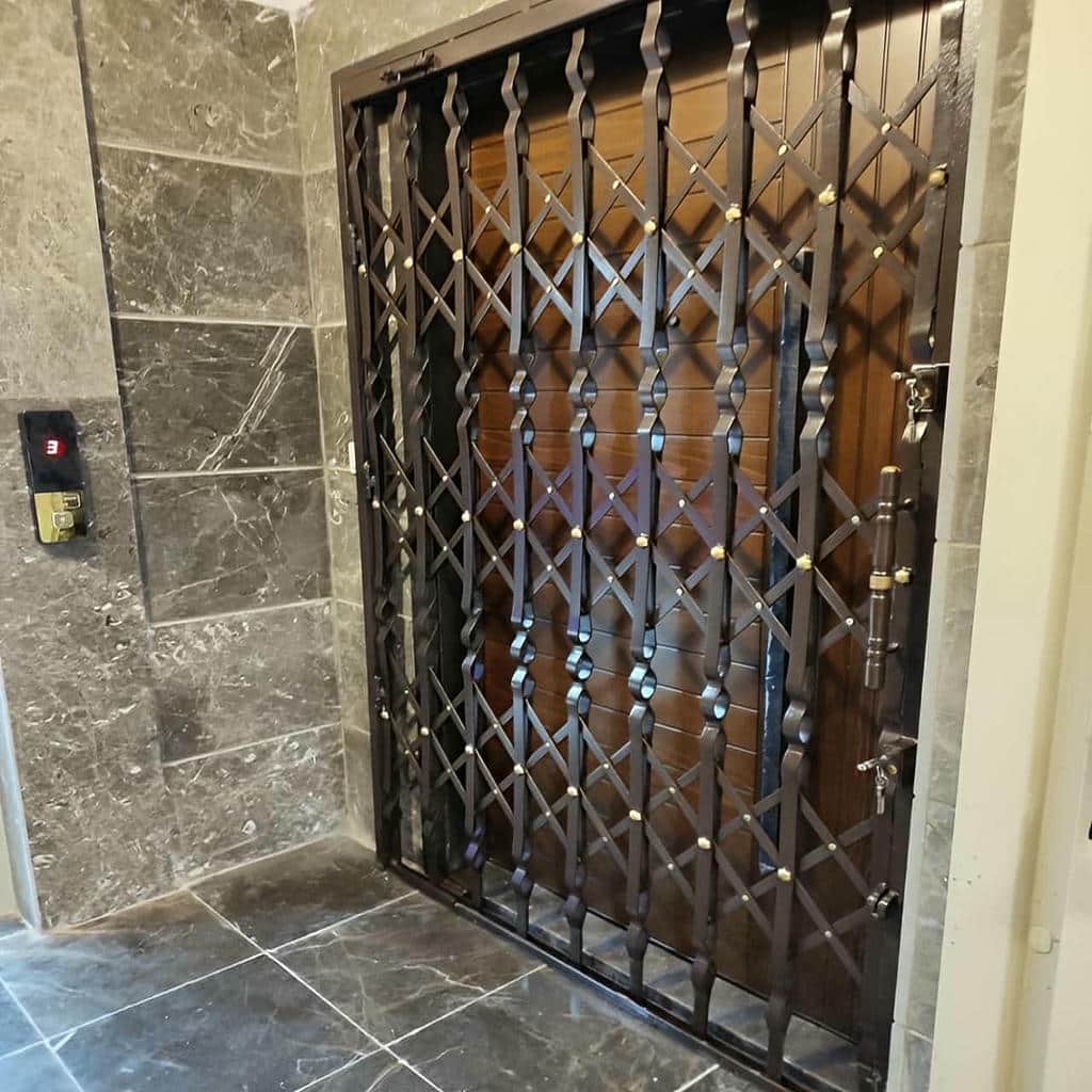 درب آکاردئونی در بندر لنگه