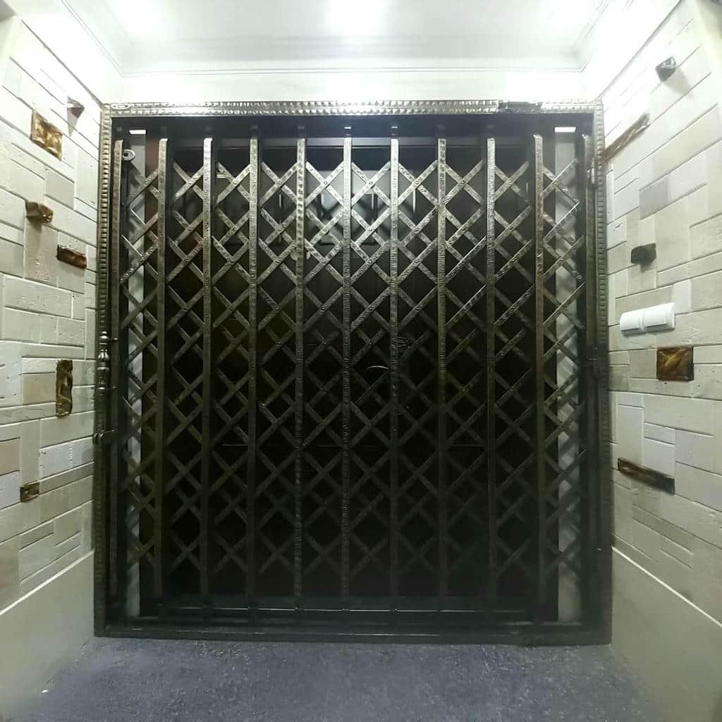 نصب درب آکاردئونی حفاظ آپارتمان تسمه ضخیم در ملارد