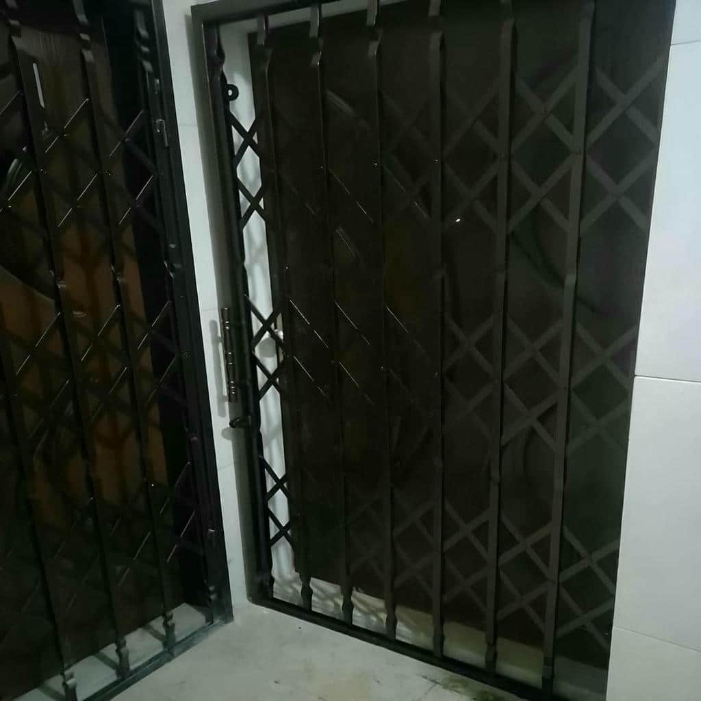 نصب درب آکاردئونی ضدزنگ در کاشان | سهند حفاظ نصب درب آکاردئونی ضدزنگ در کاشان